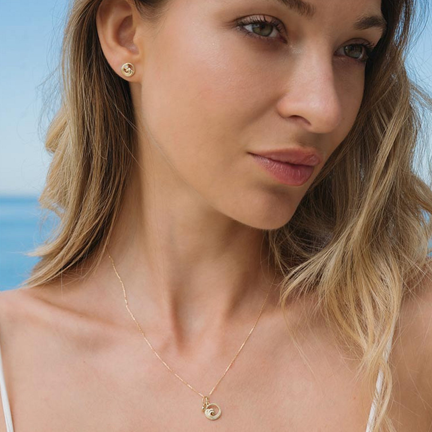 Deep Blue 14kt Gold Lab Diamond Wave Necklace